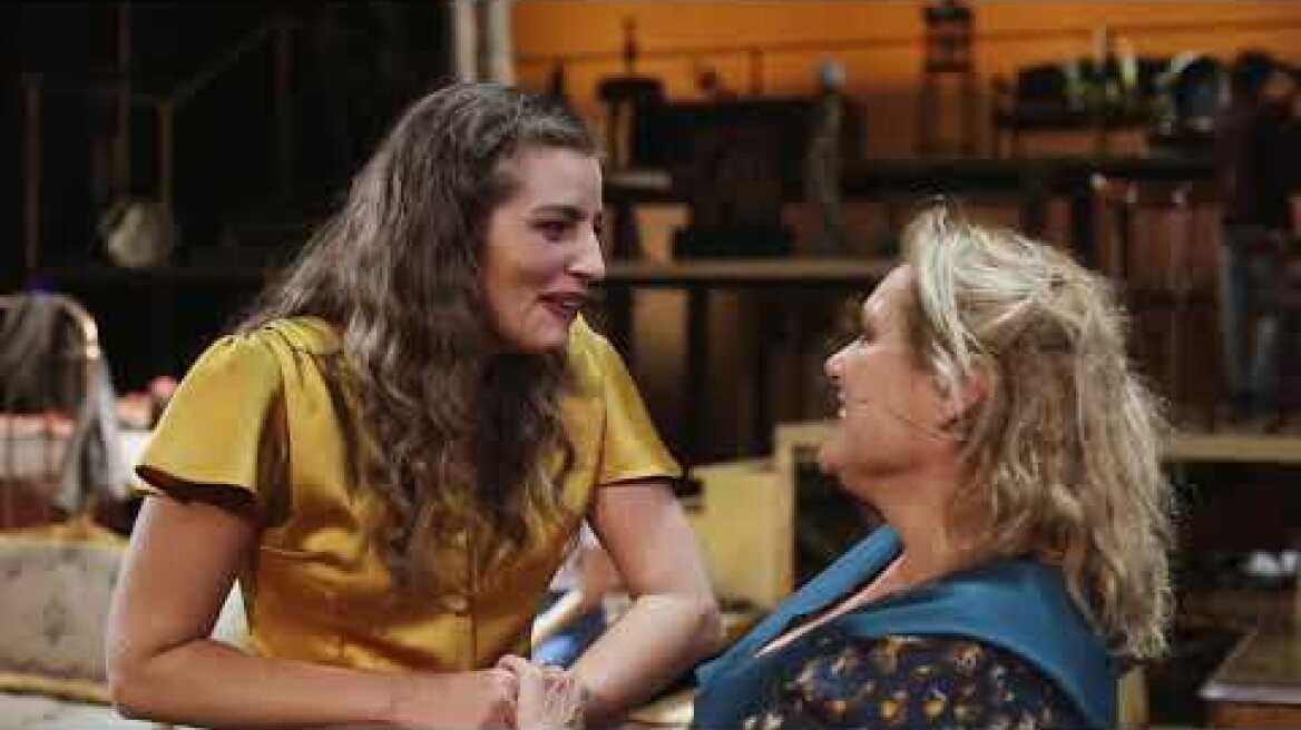 «Το Τρίτο Στεφάνι», σε σκηνοθ. Κ. Μαρκουλάκη, με τις Μ. Καβογιάννη & Μ. Κίτσου, στο Θέατρο Παλλάς.