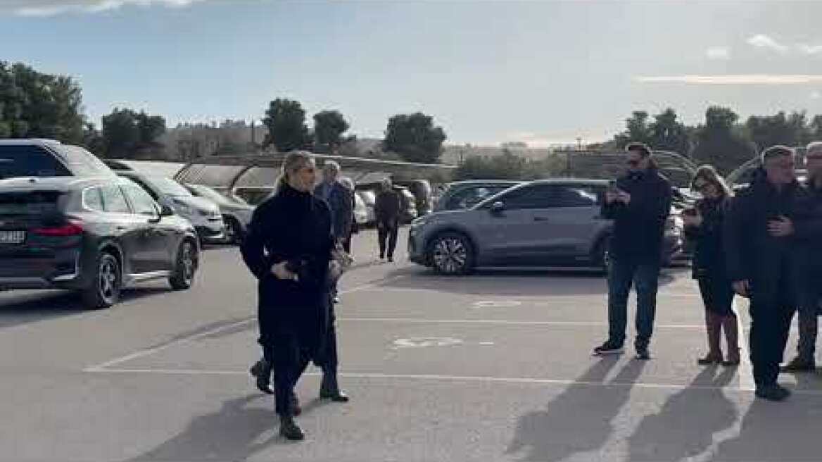 Η Ελεονώρα Μελέτη στο τελευταίο αντίο στον Γιώργο Παπαδάκη