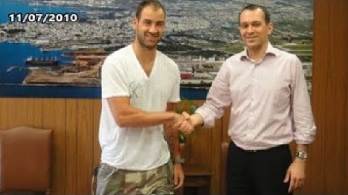 Όταν ο Βασίλης Σπανούλης πήρε μεταγραφή στον Ολυμπιακό. (11/07/2010)