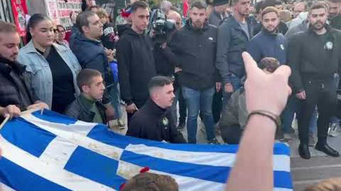 Η αιματοβαμμένη σημαία έξω από το Πολυτεχνείο