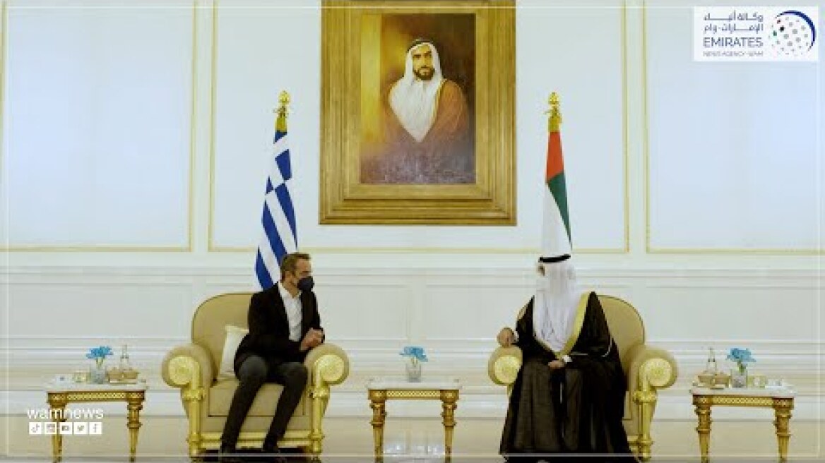 رئيس وزراء اليونان يصل إلى البلاد