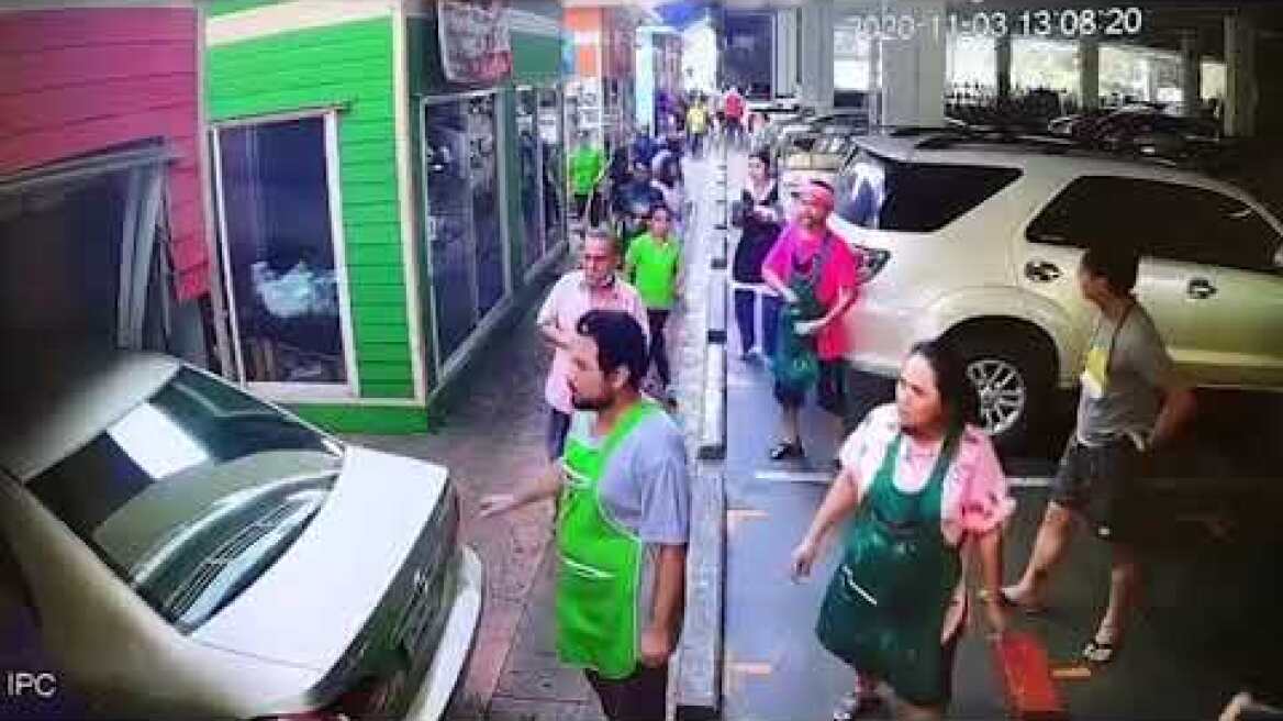 Αυτοκίνητο εισβάλει σε κατάστημα