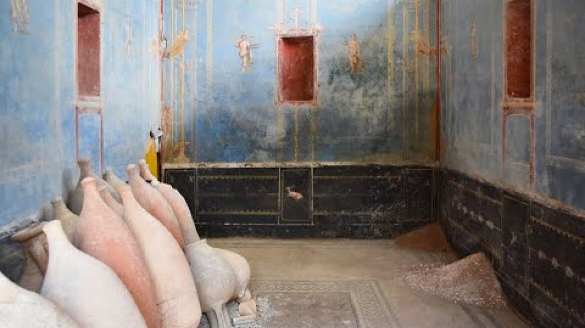 Pompei, scavi nella Regio IX rivelano un sacrario con pareti blu