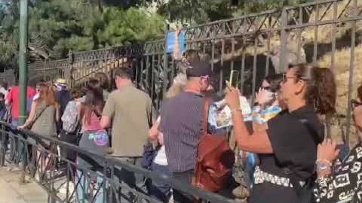 Πλήθος κόσμου έξω από το Παναθηναϊκό Στάδιο για την τελετή παράδοσης της Ολυμπιακής Φλόγας