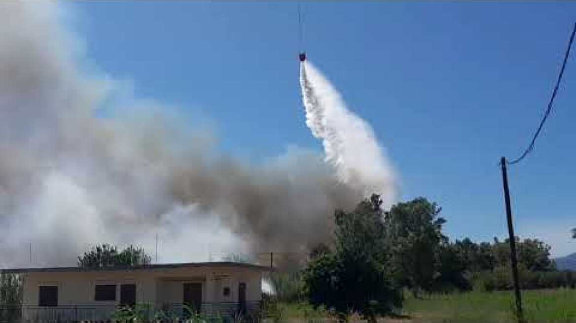 Ρίψεις από ελικόπτερο στη φωτιά σε Ασπροπουλιά και Αριοχώρι