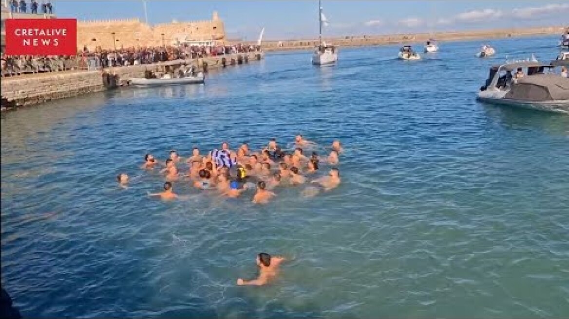 Θεοφάνια στο Ηράκλειο: Συγκίνησαν οι κολυμβητές που έψαλλαν τον εθνικό μας ύμνο!