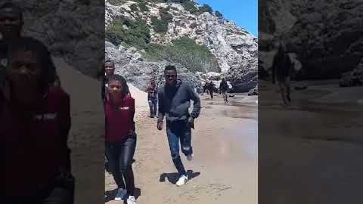 Απίστευτες σκηνές από την παραλία της Τσαμπίκας στη Ρόδο - Η εισβολή συνεχίζεται...