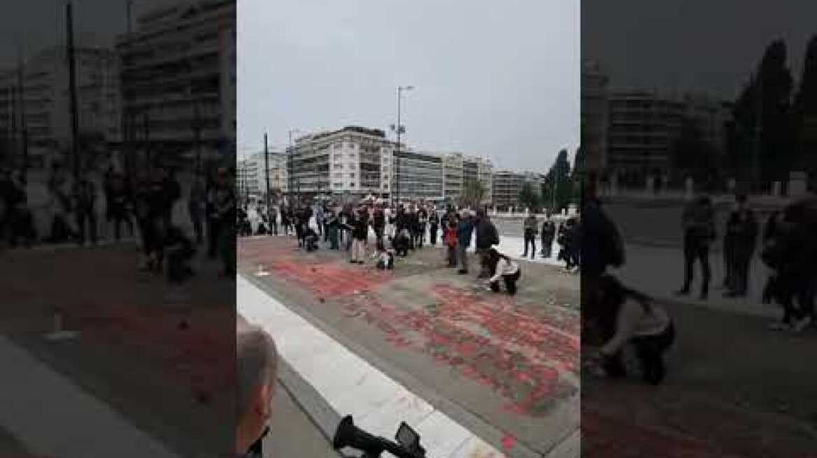 Τέμπη: Φοιτητές ξαναγράφουν ονόματα μπροστά στον Άγνωστο Στρατιώτη