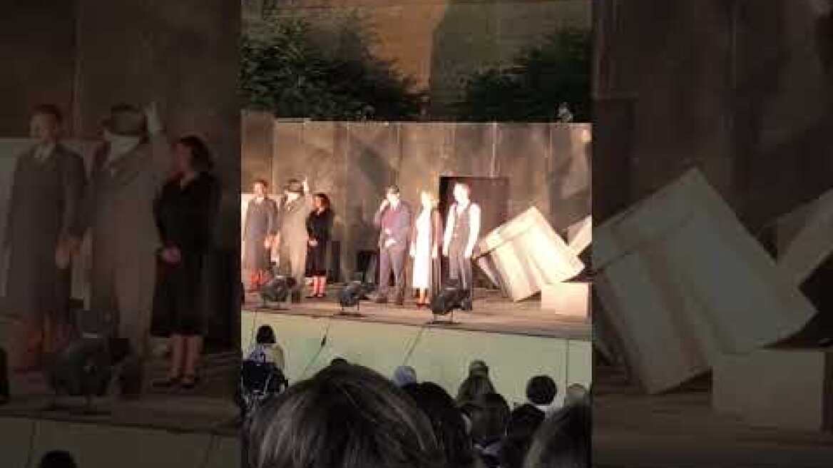 Αγανακτισμένος ο Βλαδίμηρος Κυριακίδης στο τέλος της παράστασης στα Χανιά         Πηγή: Άννα Σαματά