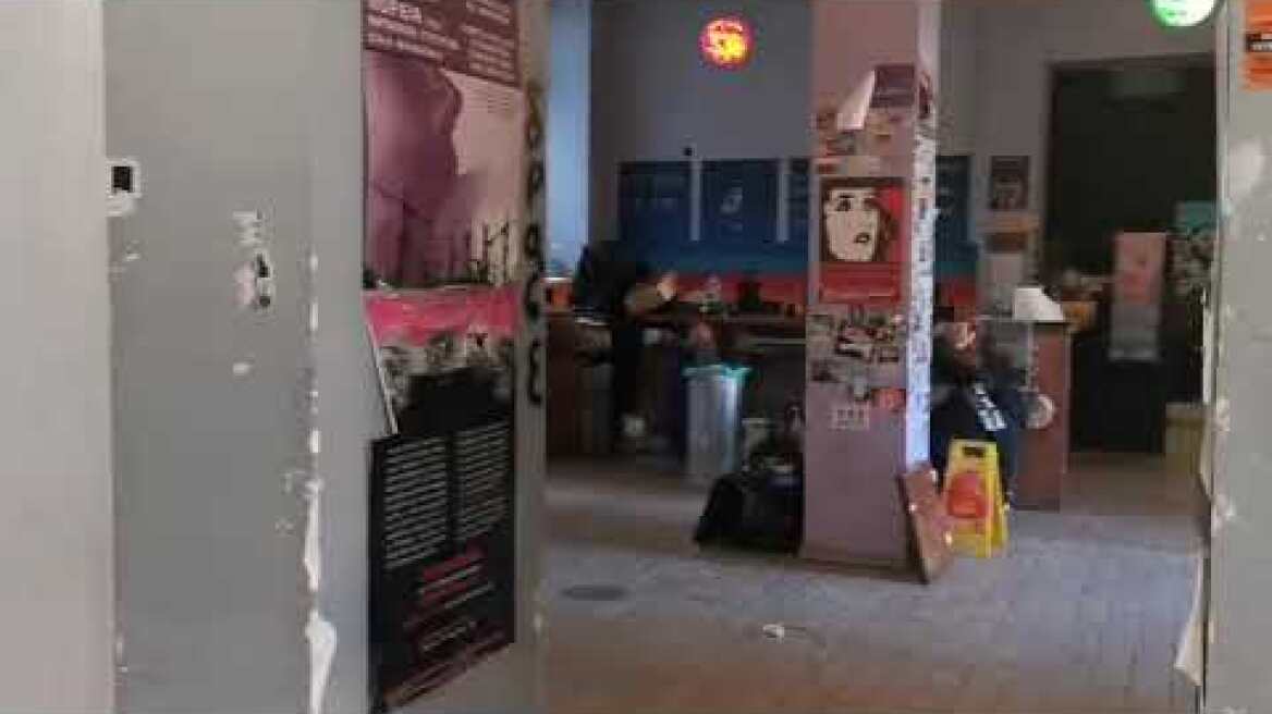 «Λίφτινγκ» στη Νομική – Συνεργεία απομάκρυναν γκράφιτι και πανό, δείτε φωτογραφίες και βίντεο