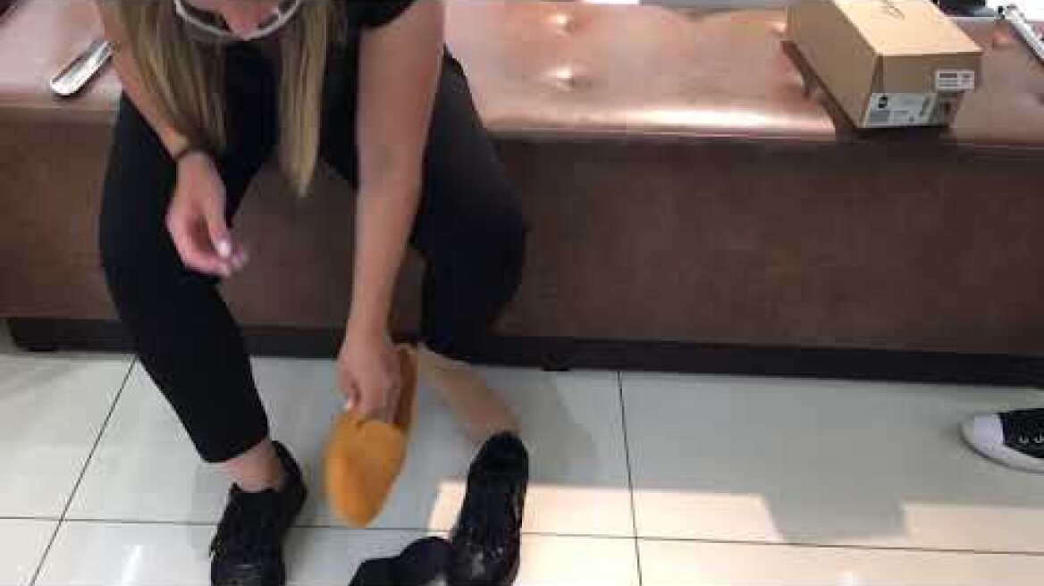 Βίντεο πελάτισσα δείχνει πως αλλάζει καλτσακι και δοκιμάζει παππουτσι