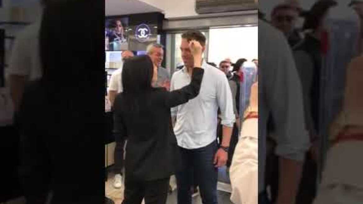 Ο Στέφανος Κασσελάκης σε κατάστημα