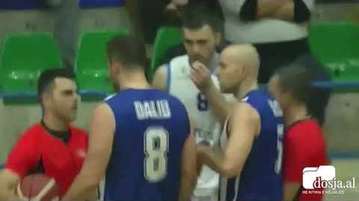 Dosja.al - PAMJE SKANDALOZE/ Basketbollisti i Tiranës dhunon me grushte arbirtin e ndeshjes