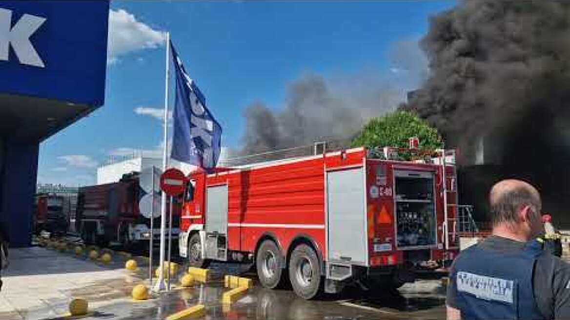 Κατάστημα τυλίχτηκε στις φλόγες στη Θεσσαλονίκη