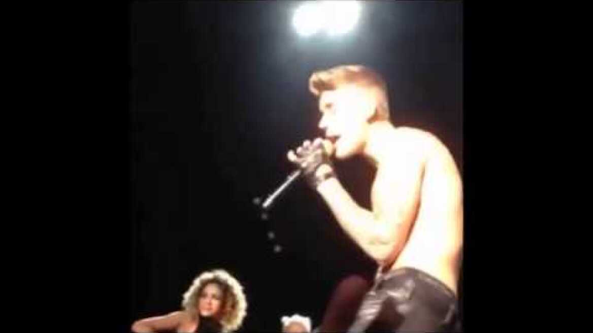 Justin Bieber Gets Hit by Water Bottle and Walks of Stage during Sao Paulo Concert