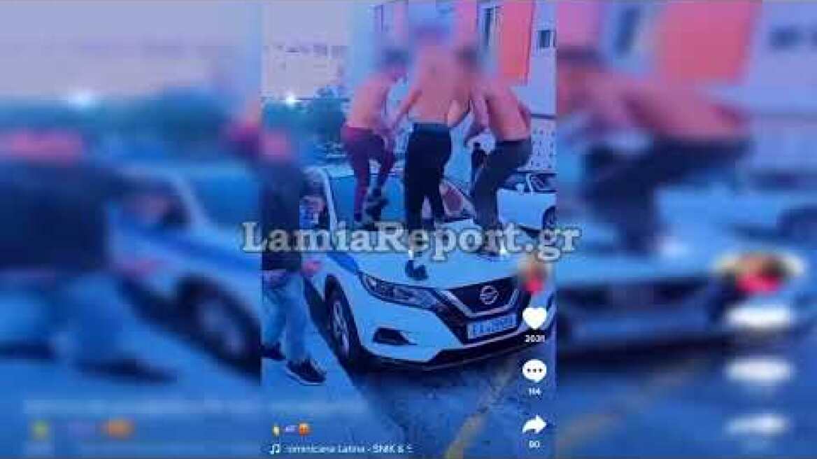 LamiaReport.gr: Ρομά ποζάρουν στο καπό περιπολικού στη Λαμία