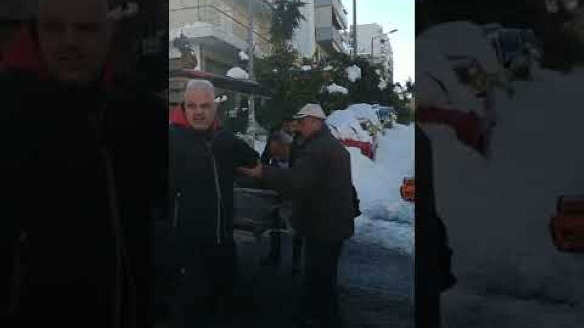 Ζωγράφου: Σέρνουν φέρετρο στα χιόνια γιατί δεν μπορεί να περάσει η νεκροφόρα!