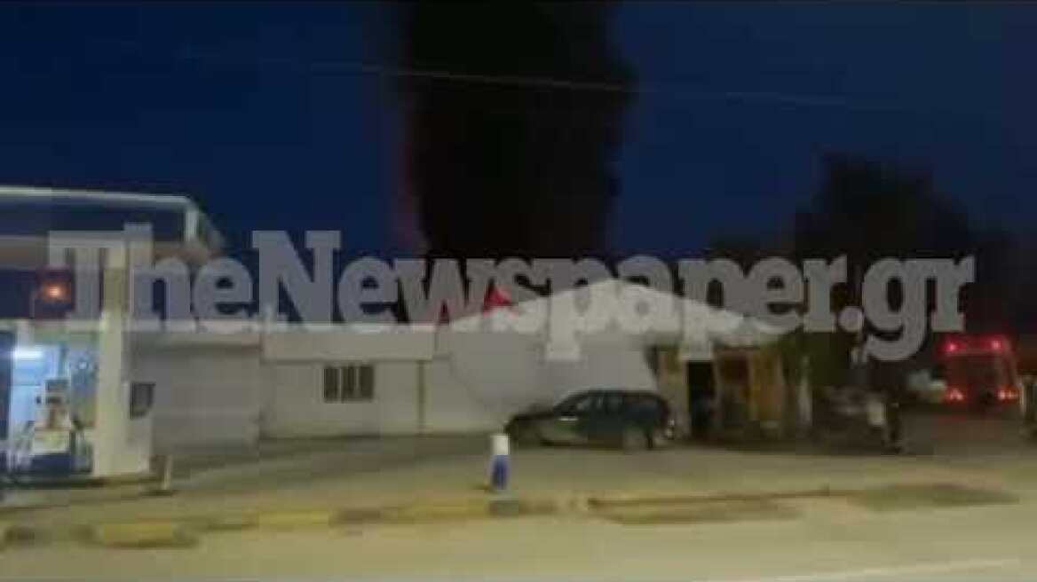 Μεγάλη φωτιά σε αποθήκη υφασμάτων στον Βόλο   Κινδυνεύει βενζινάδικο