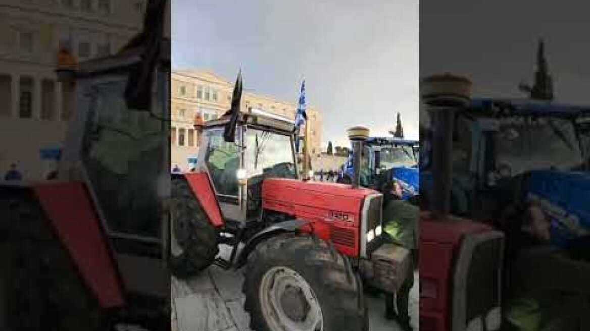 Τα τρακτέρ παραταγμένα μπροστά στο Μνημείο του Άγνωστου Στρατιώτη