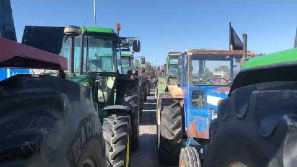 Παρατεταγμένα τρακτέρ στον κόμβο της Νίκαιας