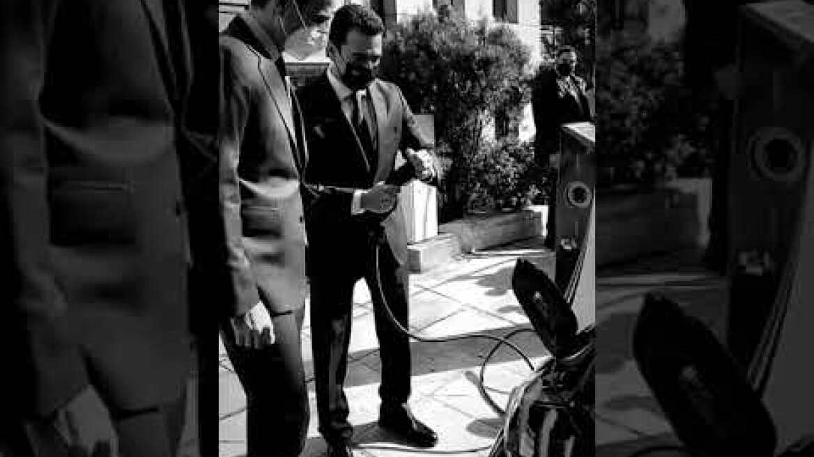 Μητσοτάκης με το ηλεκτρικό Peugeot 208