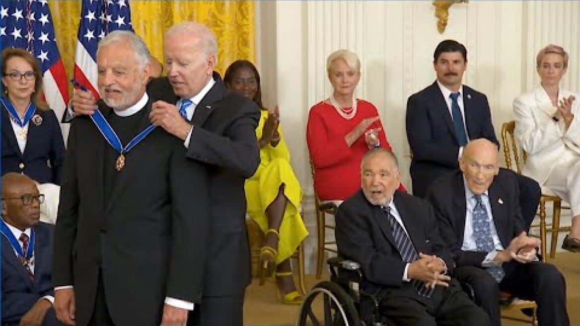 Με το μετάλλιο της Ελευθερίας τιμήθηκε ο πατέρας Αλέξανδρος Καρλούτσος από τον πρόεδρο των ΗΠΑ