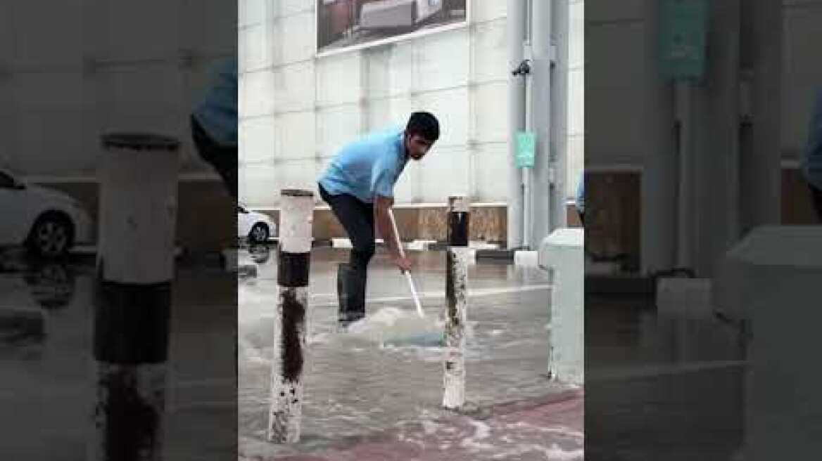 Χάος σε Ντουμπάι και Εμιράτα από την κακοκαιρία, ποτάμια λάσπης οι δρόμοι, ακυρώθηκαν δεκάδες πτήσεις