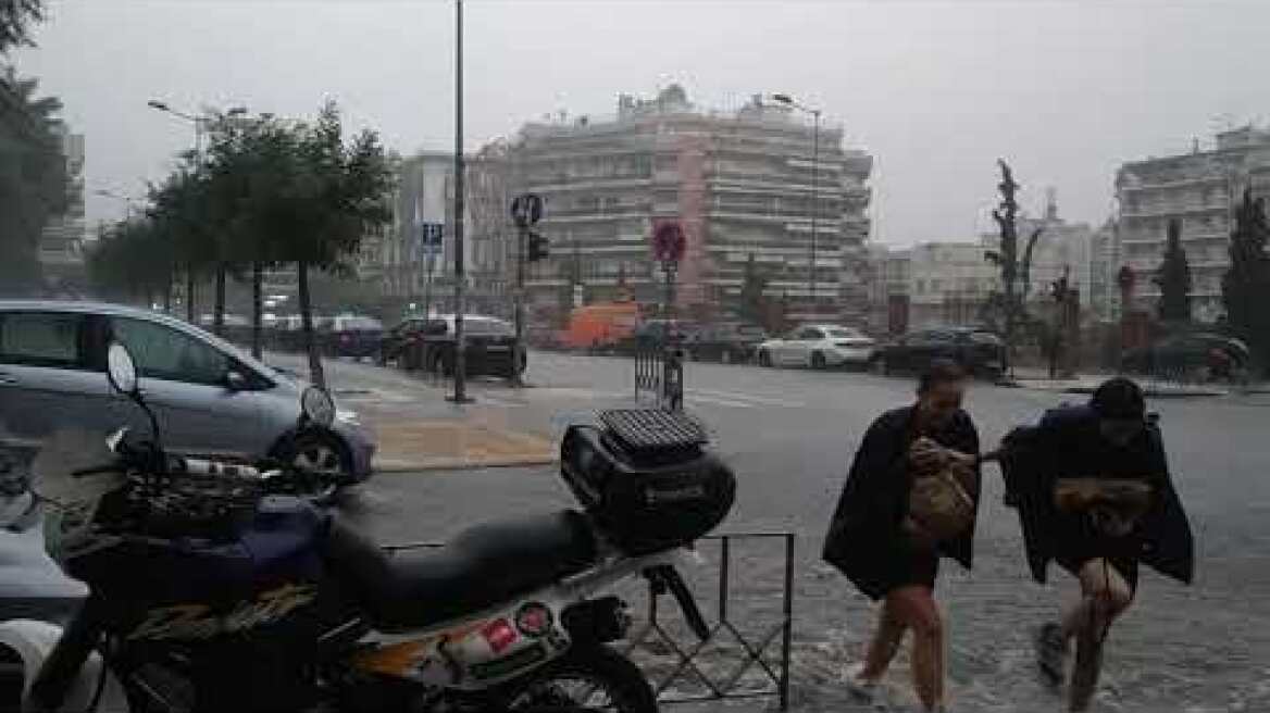 Καταρρακτώδης βροχή στη Θεσσαλονίκη-  GRTimes.gr