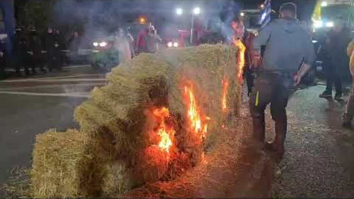 Αγρότες έκαψαν μπάλες άχυρου στο μπλόκο Γυρτώνης (4)