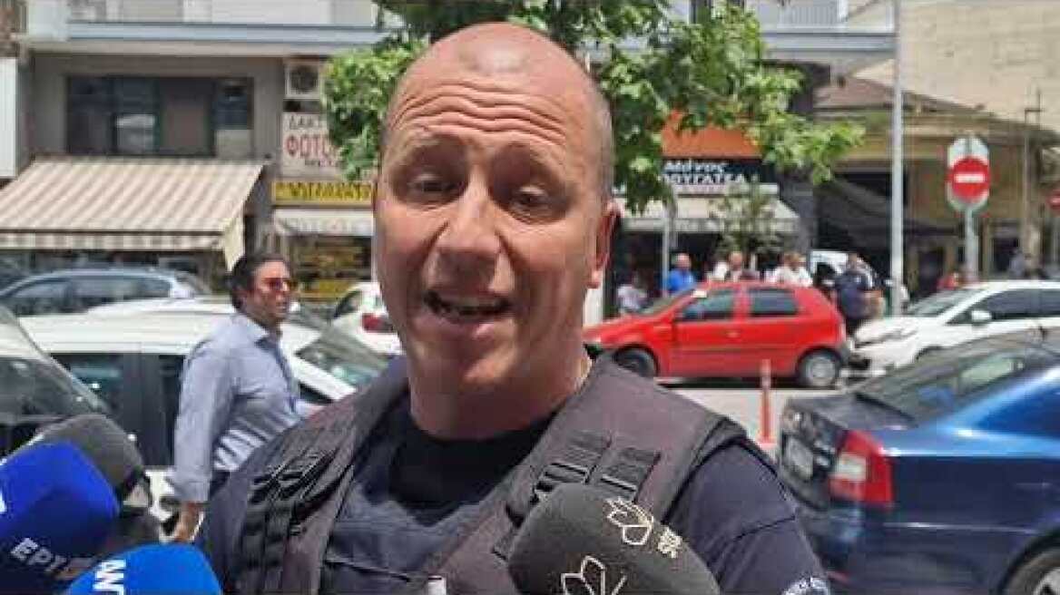 Θεσσαλονίκη: Πώς ο αστυνομικός κατάφερε να απεγκλωβίσει το βρέφος από το αυτοκίνητο