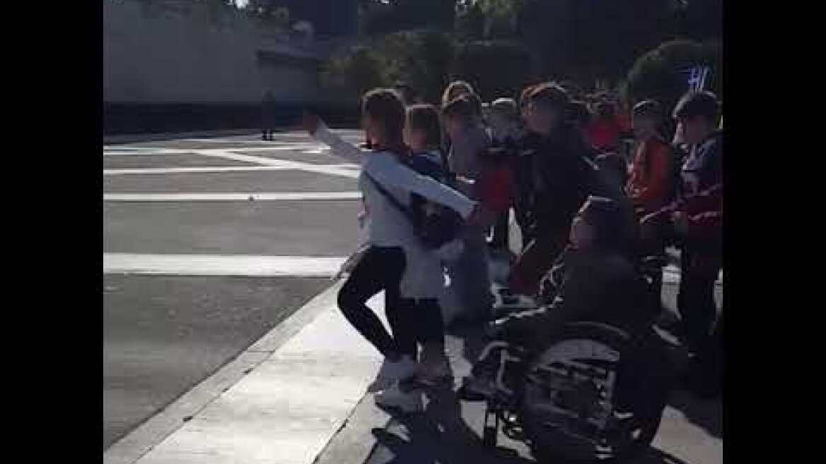 Κρητικός δάσκαλος με τους μαθητές του στον Άγνωστο Στρατιώτη