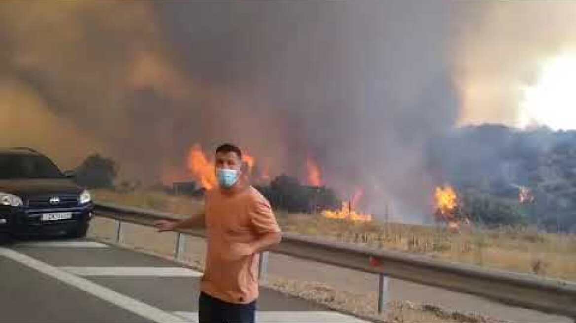 Στα πρώτα σπίτια οι φλόγες στον οικισμό Νεα Ζωή