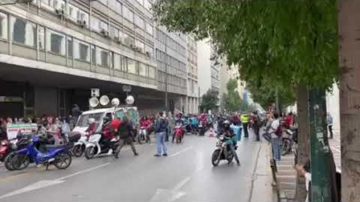 Μοτοπορεία διανομέων στο κέντρο της Αθήνας