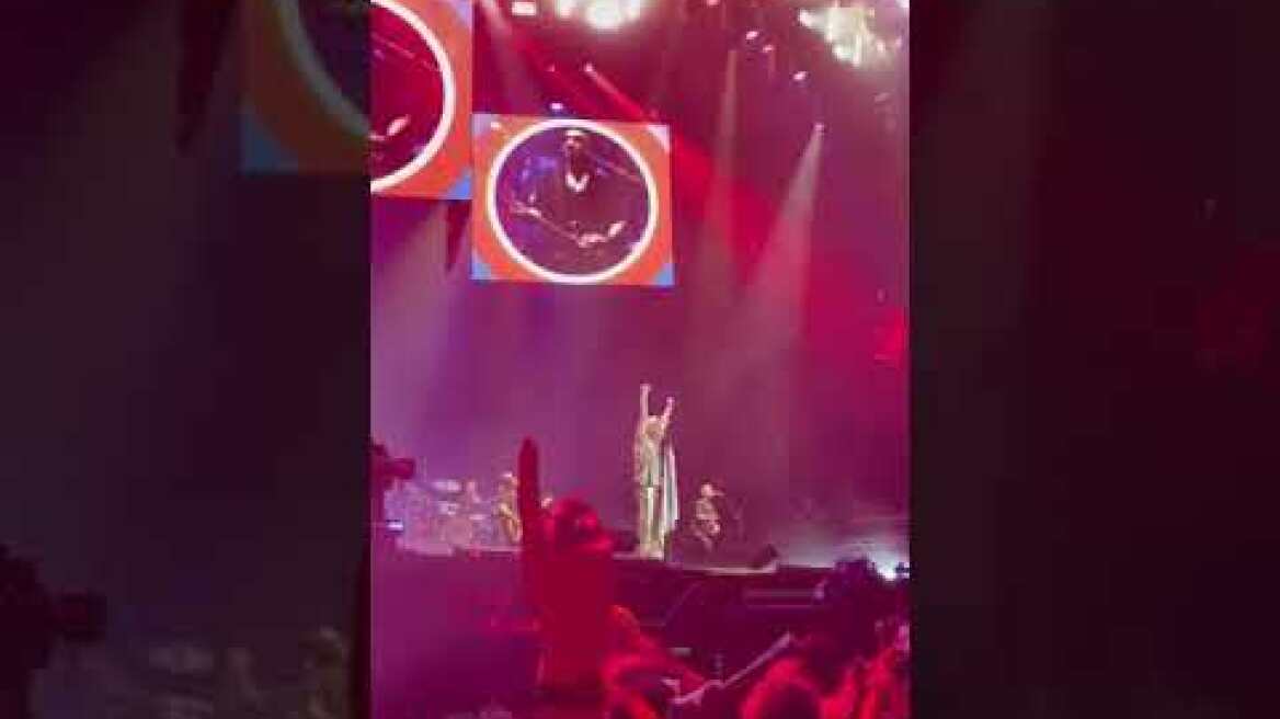 Ρόμπι Γουίλιαμς: «Χαμός» στη συναυλία του στη Μαλακάσα - Δείτε βίντεο