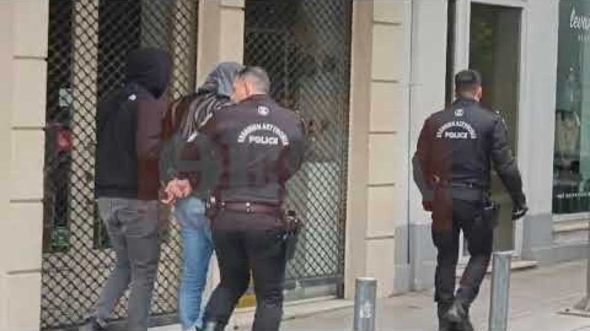 Η στιγμή που βγάζουν τον Ιταλό με χειροπέδες οι αστυνομικοί από το Airbnb με τη νεκρή γυναίκα (2)