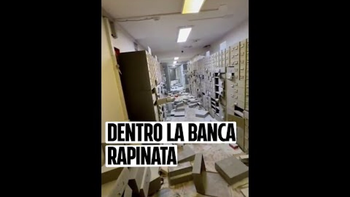 Questo è l’interno della banca rapinata oggi a Napoli