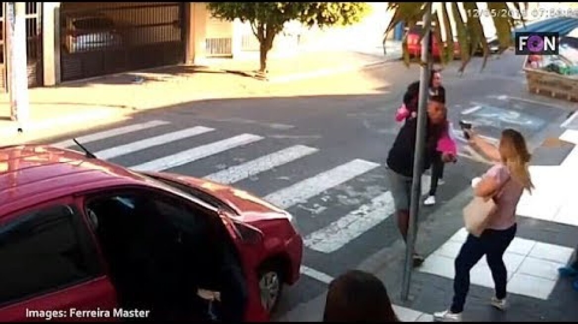 Κακοποιός που βγάζει όπλο σε παιδάκια σκοτώνεται από τα πυρά μιας... μαμάς!