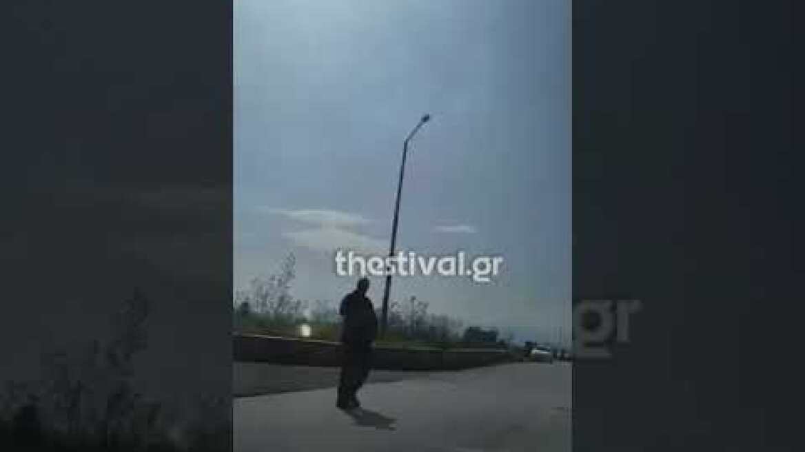 Άνδρας απειλεί να πέσει από γέφυρα στο Πολύκαστρο