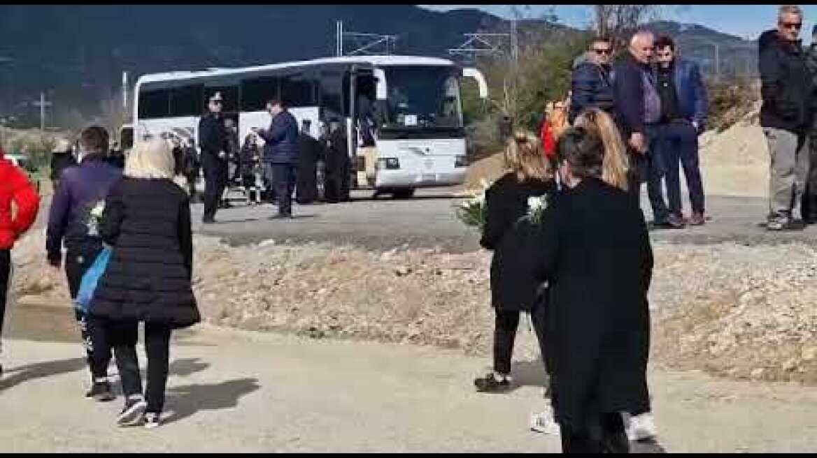 Τρισάγιο στα Τέμπη για τα θύματα της τραγωδίας