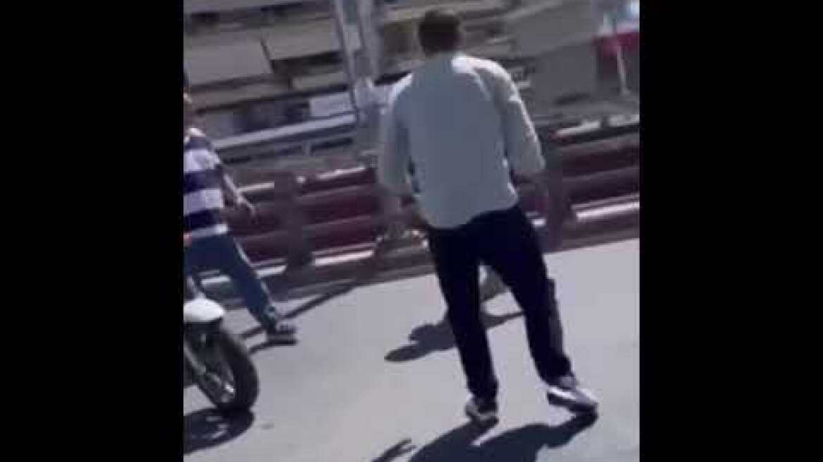 Ο Αχιλλέας Μπέος χτυπάει μοτοσικλετιστή στη μέση του δρόμου