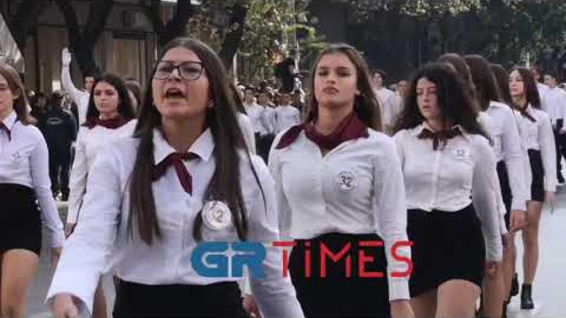 Η μαθήτρια και αθλήτρια Βεατρίκη Ντούγκου που συμμετείχε στη μαθητική παρέλαση