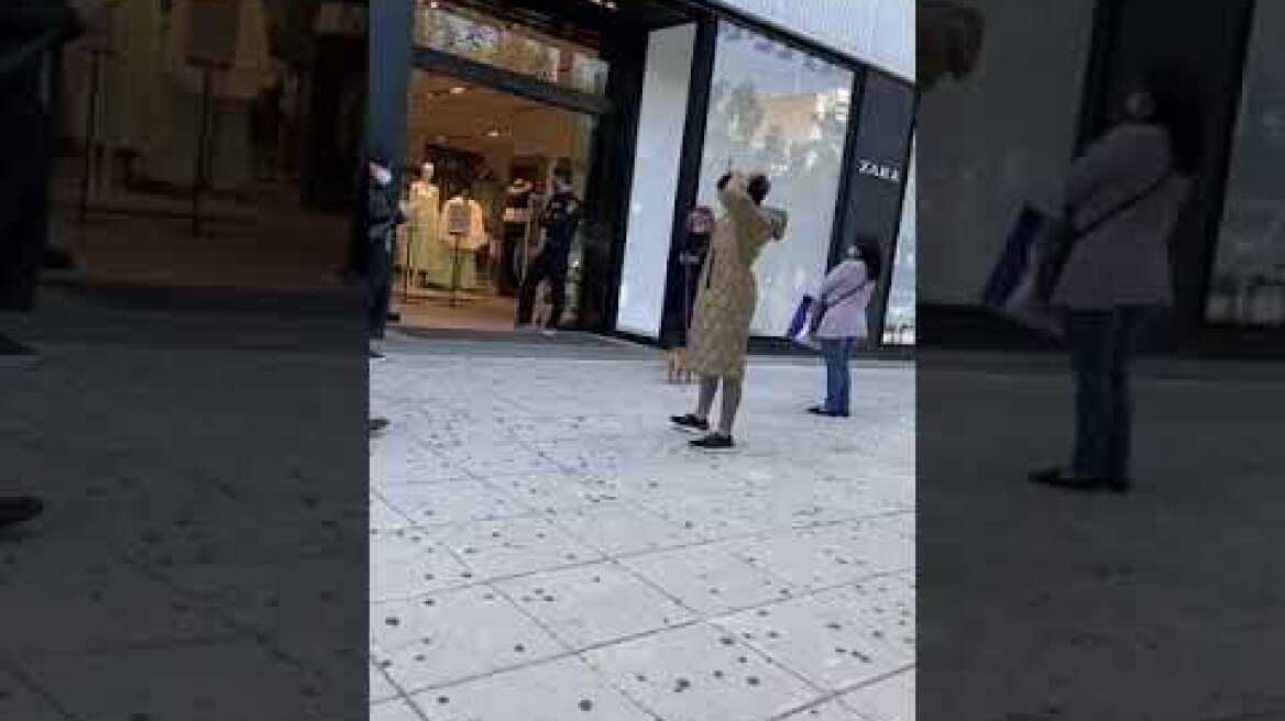 Έπεσε ξύλο έξω από πολυκατάστημα στη Γλυφάδα