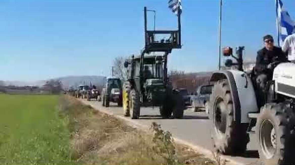 Δένδρα Τυρνάβου: Αποκλεισμός με τρακτέρ της Εθνικής οδού Λάρισας - Κοζάνης