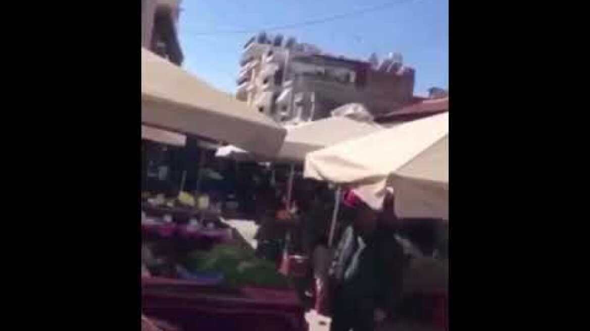 Viral video με πολίτη να βρίζει για τον συνωστισμό στη λαϊκή