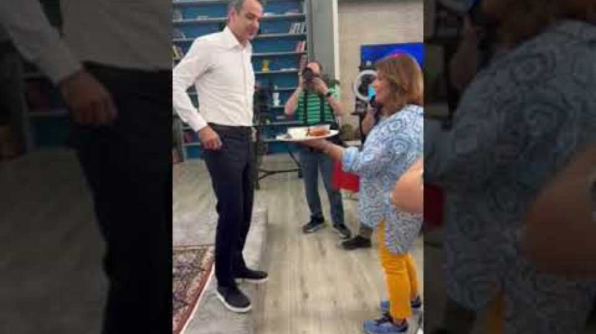 Backstage της συνέντευξης Μητσοτάκη στον ΑΝΤ1: Δοκίμασε κολοκυθοκεφτέδες της Μπαρμπαρίγου