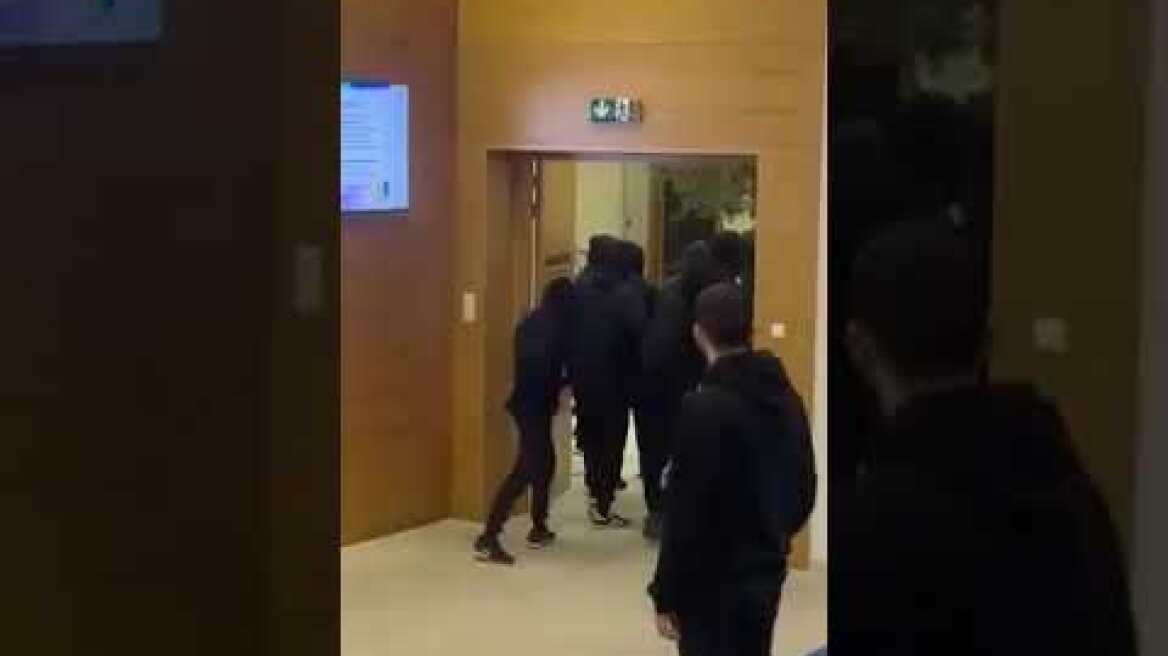 Μασκοφόροι εισέβαλαν σε εκδήλωση της Accept-Επιτέθηκαν στους ομιλητές