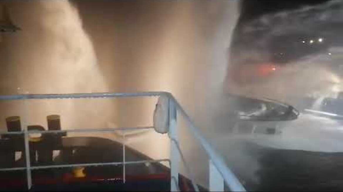 Φωτιά σε σκάφη στη Μαρίνα Ζέας (2)