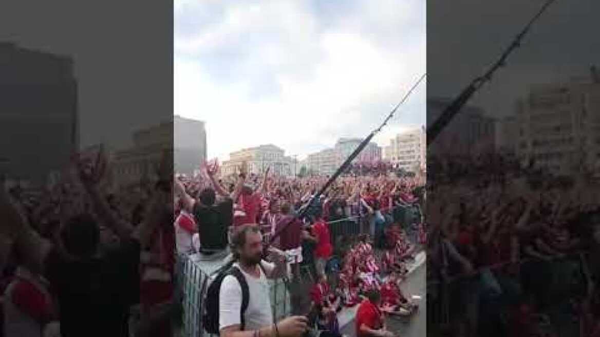 Φίλαθλοι του Ολυμπιακού παρακολουθούν τον τελικό σε γιγαντοοθόνες