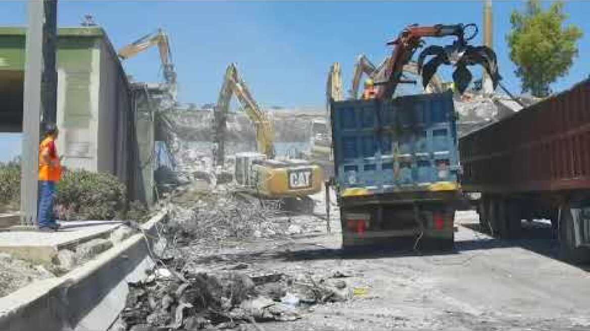 Προχωράει η κατεδάφιση της γέφυρας στον Ισθμό