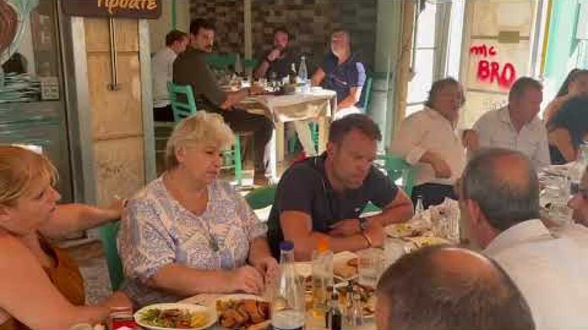 Ο Κασελάκης σε ουζερί στον Βόλο